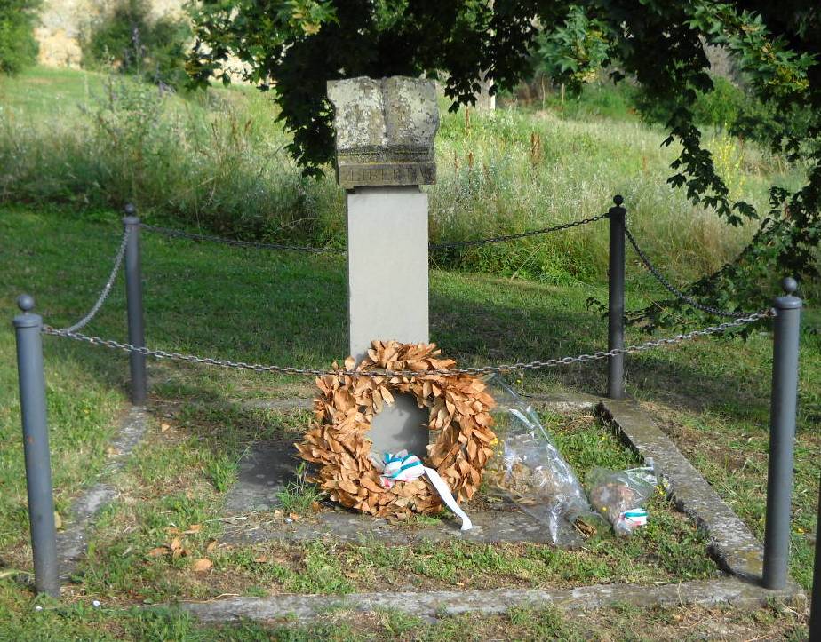 Il cippo nei pressi della postierla ricorda il sacrificio del tenente belga Jean Mauritz Meuret
